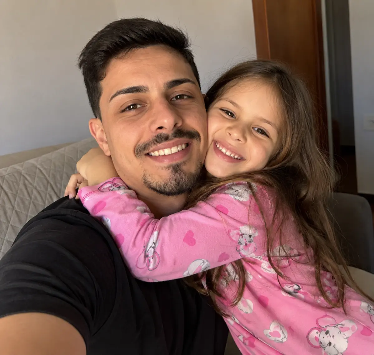 Fotografia real de pai e filha juntos em casa
